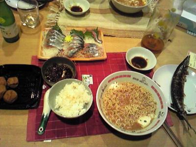 いつかの晩御飯。自宅にて。マルちゃん味噌ラーメン、ご飯、サンマのお刺身、焼き、そのた。